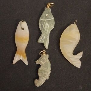 Vtg Onyx stone hand carved fish & sea horse charms (4)